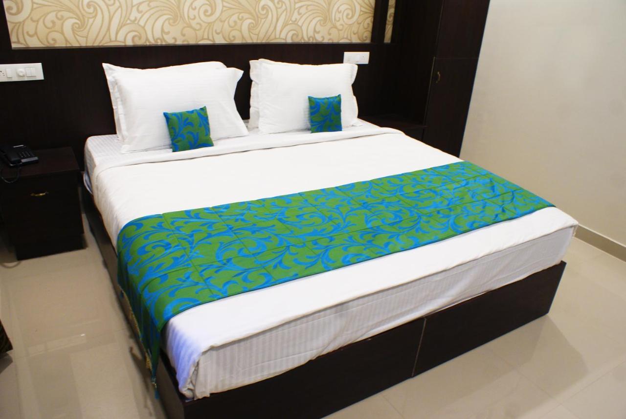 Collection O 8267 Galaxy Inn Kochi Buitenkant foto