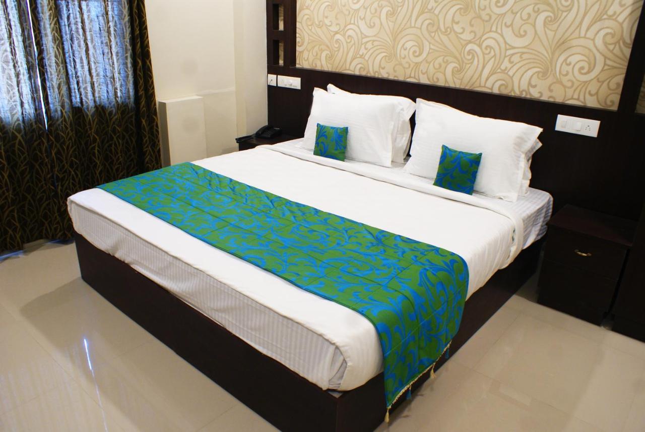 Collection O 8267 Galaxy Inn Kochi Buitenkant foto
