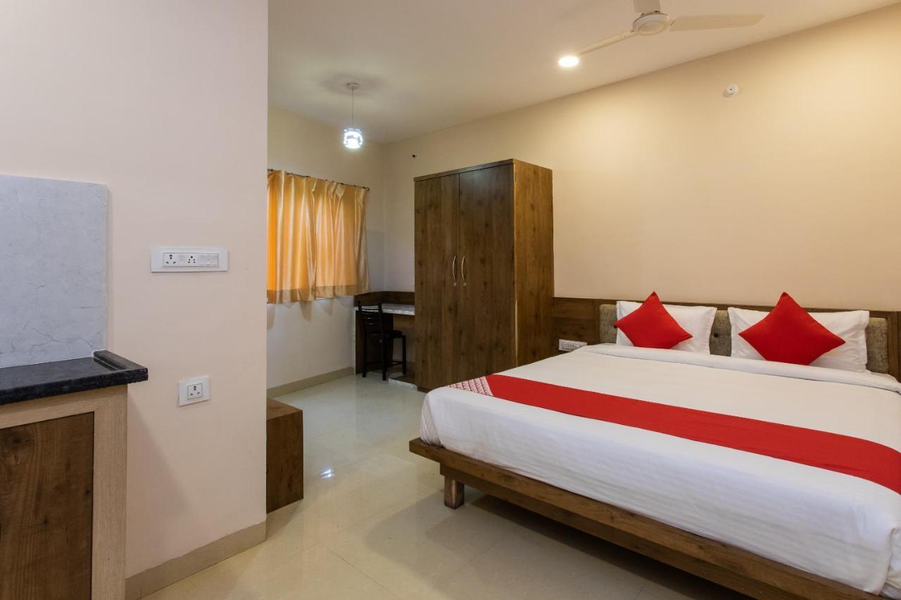 Collection O 8267 Galaxy Inn Kochi Buitenkant foto