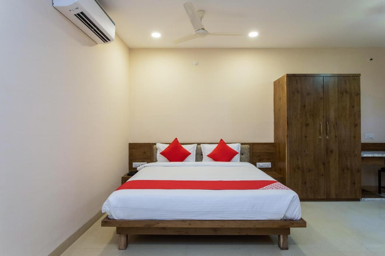 Collection O 8267 Galaxy Inn Kochi Buitenkant foto
