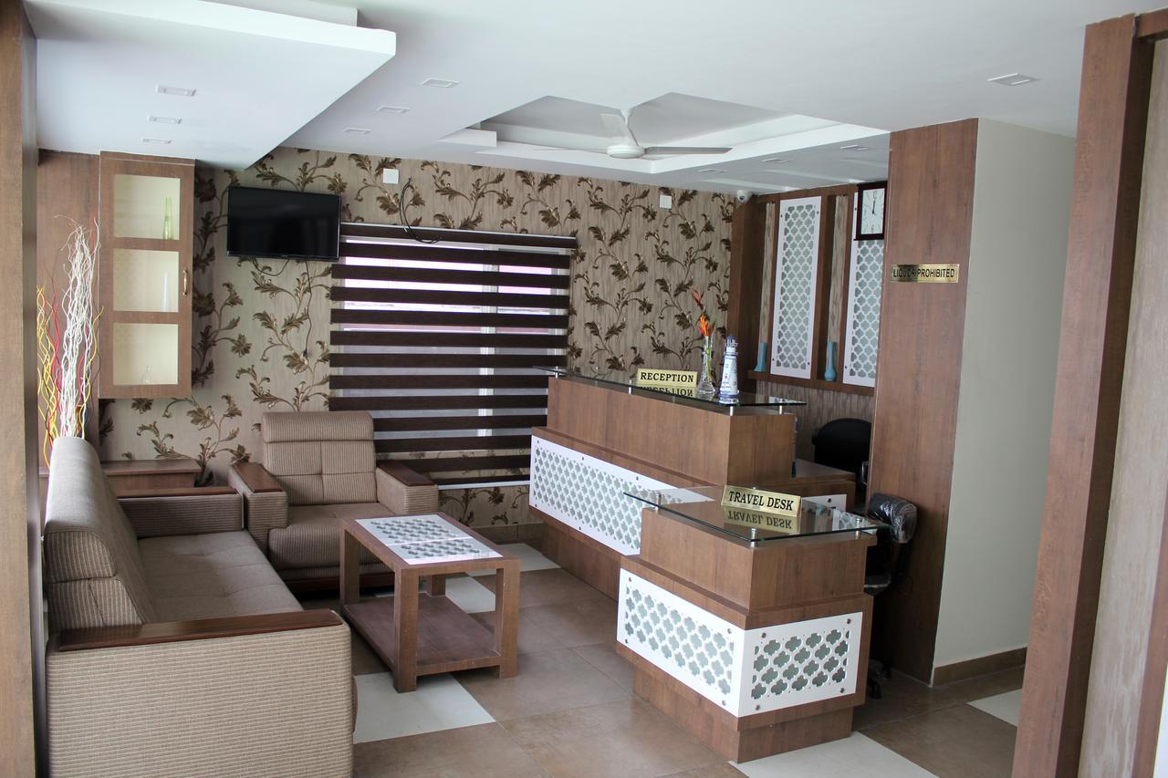 Collection O 8267 Galaxy Inn Kochi Buitenkant foto